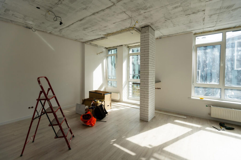 Leerer Raum, in dem eine Leiter steht und die Decke abgerissen ist