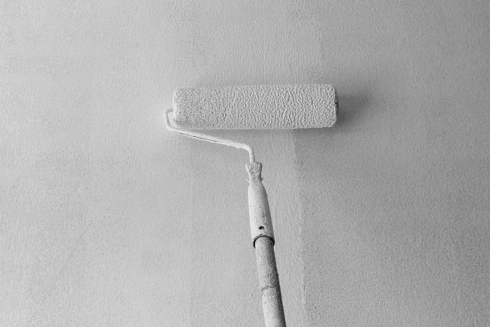 Farbrolle an einer Wand