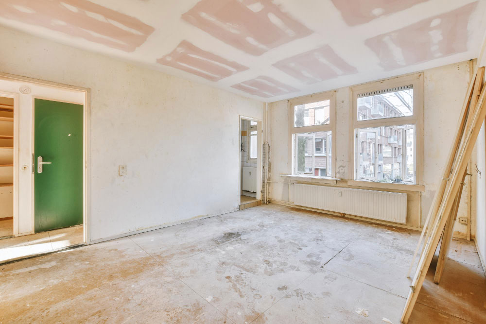 Ein Raum in einer Wohnung, der sich in der Sanierung befindet