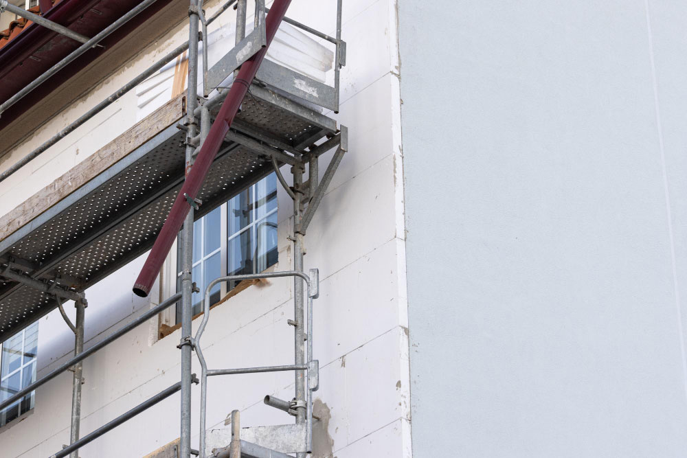 Gerüst an deiner Fassade, die gedämmt wird