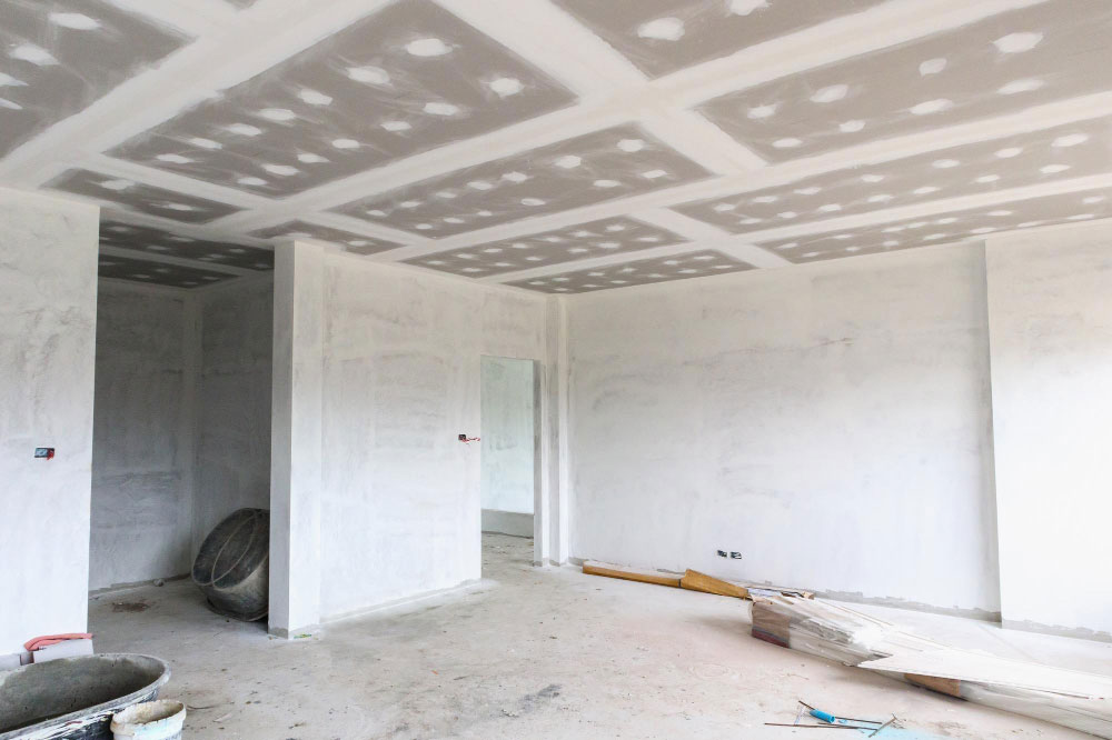 Raum der sich in der Renovierung befindet mit Trockenbauelementen an der Decke